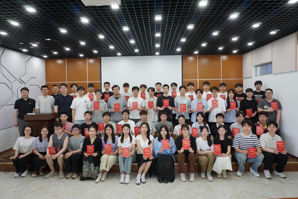 軟件學(xué)院召開2025屆畢業(yè)生黨員離校教育大會暨畢業(yè)生黨員專題黨課